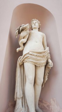 Trieste, İtalya - 1 Ekim 2023: Trieste, İtalya 'daki Exchange binasının yakınındaki heykel. Palazzo della Borsa Vecchia 'da. BORSA VECCHIA Trieste