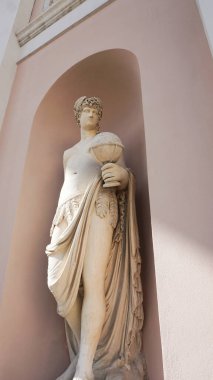 Trieste, İtalya - 1 Ekim 2023: Trieste, İtalya 'daki Exchange binasının yakınındaki heykel. Palazzo della Borsa Vecchia 'da. BORSA VECCHIA Trieste