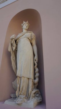 Trieste, İtalya - 1 Ekim 2023: Trieste, İtalya 'daki Exchange binasının yakınındaki heykel. Palazzo della Borsa Vecchia 'da. BORSA VECCHIA Trieste