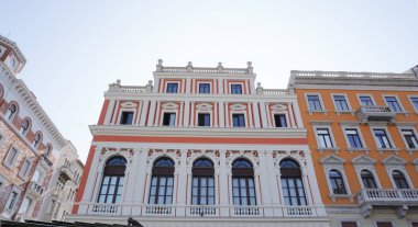 Eski ve renkli Akdeniz evlerinin cepheleriyle Trieste sokakları. İtalya 'da Trieste