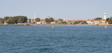 Büyük Kanal 'dan Venedik, İtalya' daki eski ortaçağ evlerinin renkli cephelerine güzel bir manzara