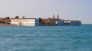Büyük Kanal 'dan Venedik, İtalya' daki eski ortaçağ evlerinin renkli cephelerine güzel bir manzara