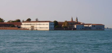 Büyük Kanal 'dan Venedik, İtalya' daki eski ortaçağ evlerinin renkli cephelerine güzel bir manzara