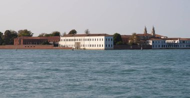 Büyük Kanal 'dan Venedik, İtalya' daki eski ortaçağ evlerinin renkli cephelerine güzel bir manzara