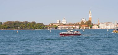 Büyük Kanal 'dan Venedik, İtalya' daki eski ortaçağ evlerinin renkli cephelerine güzel bir manzara