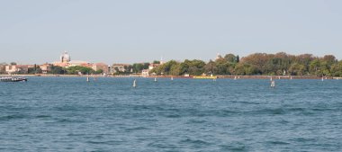 Büyük Kanal 'dan Venedik, İtalya' daki eski ortaçağ evlerinin renkli cephelerine güzel bir manzara