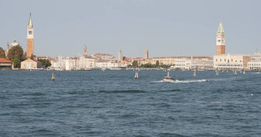 Büyük Kanal 'dan Venedik, İtalya' daki eski ortaçağ evlerinin renkli cephelerine güzel bir manzara