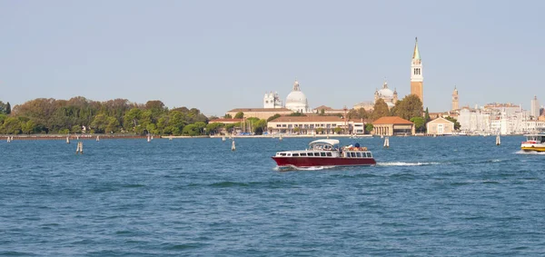 Büyük Kanal 'dan Venedik, İtalya' daki eski ortaçağ evlerinin renkli cephelerine güzel bir manzara