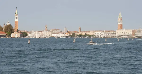 Büyük Kanal 'dan Venedik, İtalya' daki eski ortaçağ evlerinin renkli cephelerine güzel bir manzara