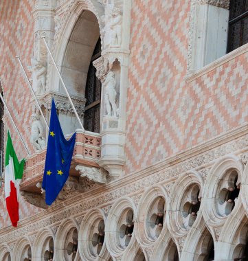 İtalya 'da Venedik sarayından kaçıyor