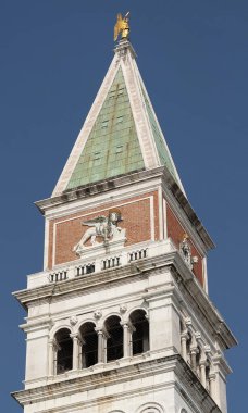 San Marco Meydanı, Campanile di San Marco tepesi, Venedik 'te güneşli bir yaz gününde altın meleğiyle birlikte..