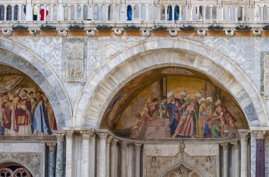 Venedik, İtalya - 5 Ekim 2023: St. Mark Bazilikası, Venedik Katedrali Kilisesi, İtalya. San Marco Meydanı 'nda yer almaktadır ve şehrin en tanınan manzaralarından biridir.