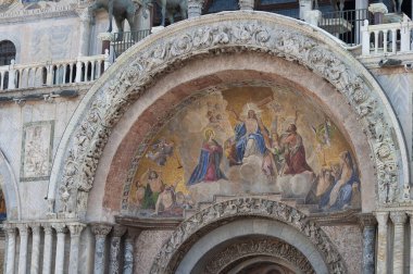 Venedik, İtalya - 5 Ekim 2023: St. Mark Bazilikası, Venedik Katedrali Kilisesi, İtalya. San Marco Meydanı 'nda yer almaktadır ve şehrin en tanınan manzaralarından biridir.