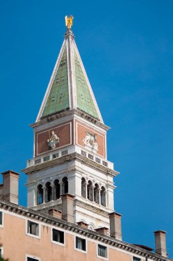 San Marco Meydanı, Campanile di San Marco tepesi, Venedik 'te güneşli bir yaz gününde altın meleğiyle birlikte..