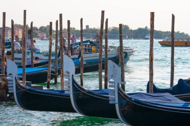 Venedik, İtalya - 5 Ekim 2023: Venedik 'te kanal ve İtalya' daki eski binalarla Gondolcu