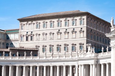 Vatikan 'daki Aziz Peter Bazilikası' nın parçaları ve Vatikan 'daki Aziz Peters Meydanı' ndaki sütun.