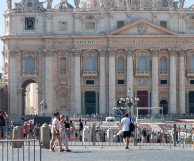 Vatikan Şehri, İtalya - 3 Ekim 2023: Vatikan 'daki Aziz Peter Bazilikası yakınlarındaki St. Peter Meydanı' na giden insanlar. Roma, İtalya.