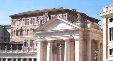 Vatikan 'daki Aziz Peter Bazilikası' nın parçaları ve Vatikan 'daki Aziz Peters Meydanı' ndaki sütun.