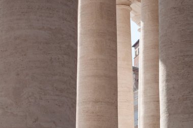 Vatikan 'daki St. Peter Meydanı' ndaki mermer Bernini sütunları. İtalya