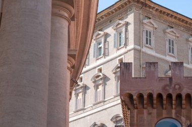 Vatikan 'daki St. Peter Meydanı' ndaki mermer Bernini sütunları. İtalya