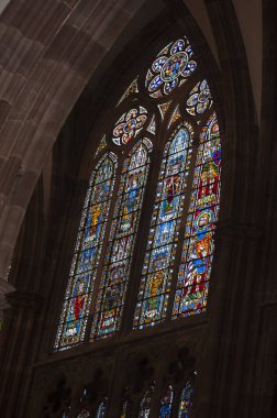 Strasbourg, Fransa - 21 Ekim 2023: Strasbourg 'un ünlü katedralinin içi. Son zamanlardaki Gotik mimarinin en iyi örneklerinden biri olarak kabul edilir.