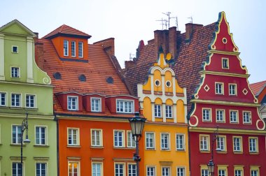 Polonya 'daki Wroclaw' daki tarihi merkezdeki eski bina.