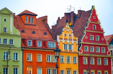 Polonya 'daki Wroclaw' daki tarihi merkezdeki eski bina.