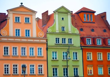 Polonya 'daki Wroclaw' daki tarihi merkezdeki eski bina.