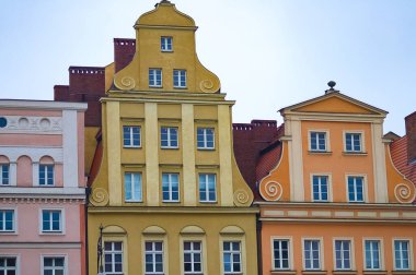 Polonya 'daki Wroclaw' daki tarihi merkezdeki eski bina.