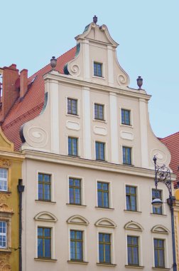 Polonya 'daki Wroclaw' daki tarihi merkezdeki eski bina.