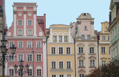 Polonya 'daki Wroclaw' daki tarihi merkezdeki eski bina.