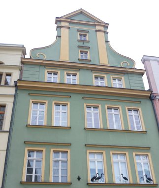 Polonya 'daki Wroclaw' daki tarihi merkezdeki eski bina.