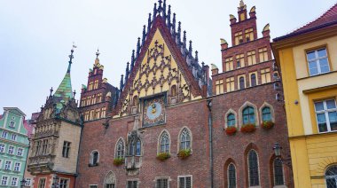 Polonya 'daki Wroclaw' daki tarihi merkezdeki eski bina.