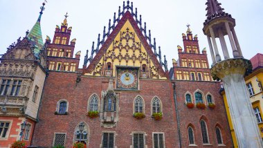 Polonya 'daki Wroclaw' daki tarihi merkezdeki eski bina.