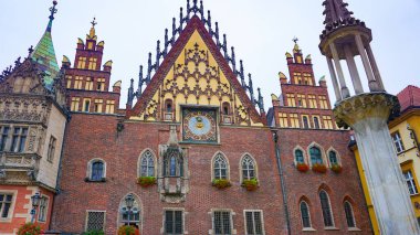 Polonya 'daki Wroclaw' daki tarihi merkezdeki eski bina.