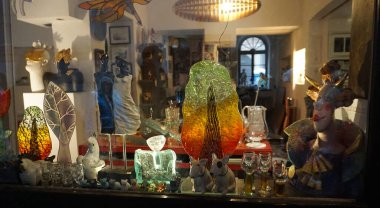 Wroclaw, Polonya - 19 Ekim 2023: Wroclaw 'da geleneksel Polonya seramiklerinin satışı