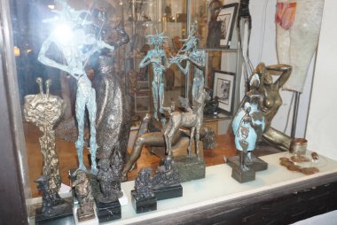 Wroclaw, Polonya - 19 Ekim 2023: Wroclaw 'da geleneksel Polonya seramiklerinin satışı