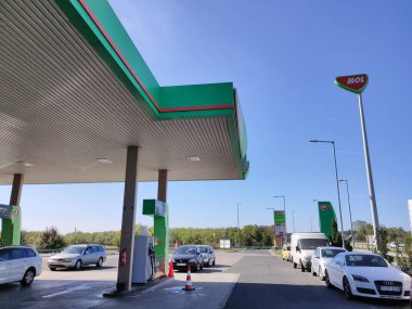 Budapeşte, Macaristan - 6 Ekim 2023: Macar Petrol ve Gaz Şirketi 'nin beyaz MOL işaretli benzin istasyonu