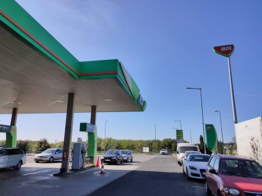 Budapeşte, Macaristan - 6 Ekim 2023: Macar Petrol ve Gaz Şirketi 'nin beyaz MOL işaretli benzin istasyonu