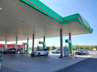 Budapeşte, Macaristan - 6 Ekim 2023: Macar Petrol ve Gaz Şirketi 'nin beyaz MOL işaretli benzin istasyonu