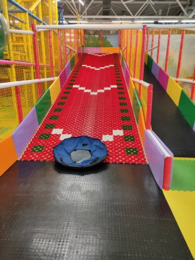 Kyiv, Ukrayna - 29 Ekim 2023: Çocuk eğlence merkezi Guliveria, Ukrayna 'nın Kyiv kentindeki Gulliver alışveriş merkezinde. Kaydıraklı ve renkli topları olan oyun odası