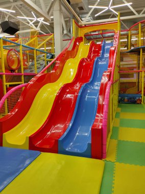 Kyiv, Ukrayna - 29 Ekim 2023: Çocuk eğlence merkezi Guliveria, Ukrayna 'nın Kyiv kentindeki Gulliver alışveriş merkezinde. Kaydıraklı ve renkli topları olan oyun odası