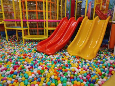Kyiv, Ukrayna - 29 Ekim 2023: Çocuk eğlence merkezi Guliveria, Ukrayna 'nın Kyiv kentindeki Gulliver alışveriş merkezinde. Kaydıraklı ve renkli topları olan oyun odası
