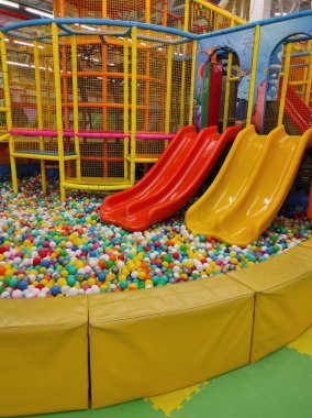 Kyiv, Ukrayna - 29 Ekim 2023: Çocuk eğlence merkezi Guliveria, Ukrayna 'nın Kyiv kentindeki Gulliver alışveriş merkezinde. Kaydıraklı ve renkli topları olan oyun odası