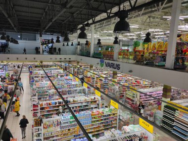 Kyiv, Ukrayna - 29 Ekim 2023: Ukrayna 'nın Kyiv kentindeki süpermarket Varus' tan yukarıdan görüntüle