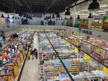 Kyiv, Ukrayna - 29 Ekim 2023: Ukrayna 'nın Kyiv kentindeki süpermarket Varus' tan yukarıdan görüntüle