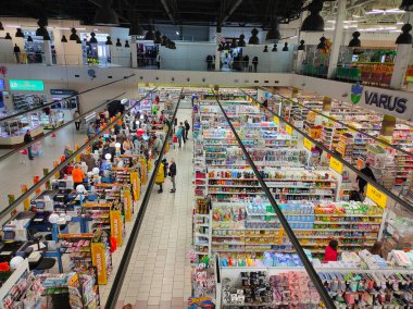 Kyiv, Ukrayna - 29 Ekim 2023: Ukrayna 'nın Kyiv kentindeki süpermarket Varus' tan yukarıdan görüntüle