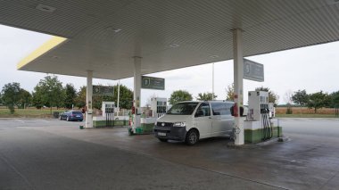 Lubjana, Slovenya - 30 Eylül 2023: Lubjana Slovenya 'daki M. Benzin istasyonu