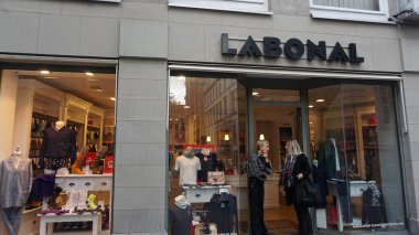 Strasbourg, Alsace, Fransa -21 Ekim 2023: Labonal tabela logosu, LA BONneterie ALsacienne, çorap ve tayt satan bir Fransız firması.