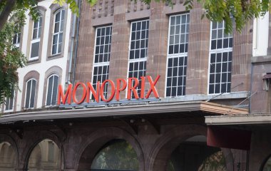 Strasbourg, Alsace, Fransa -21 Ekim 2023: Fransa 'nın Strasbourg kentindeki Monoprix süpermarketinde sıcak bir bahar gününde müşteriler mağazaya girip çıkarken. Monoprix S.A. büyük bir Fransız perakende zinciri.